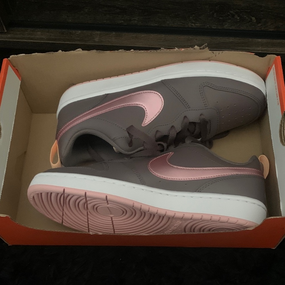 Nike Sneakers in Gray with Pink Highlights